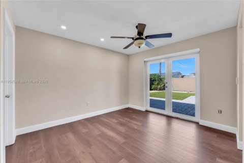 House in Miami, Florida 3 bedrooms, 168.25 sq.m. № 2010488 - photo 9