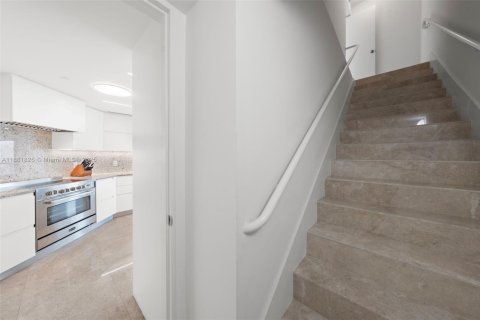 Condo in Miami, Florida, 4 bedrooms  № 1925555 - photo 17