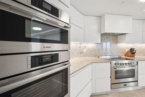 Condo in Miami, Florida, 4 bedrooms  № 1925555 - photo 16