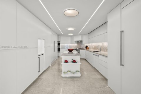 Condo in Miami, Florida, 4 bedrooms  № 1925555 - photo 14