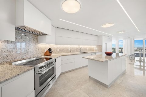 Condo in Miami, Florida, 4 bedrooms  № 1925555 - photo 15