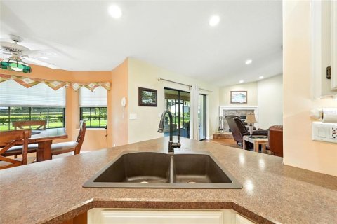 House in Sorrento, Florida 3 bedrooms, 185.8 sq.m. № 1885609 - photo 16