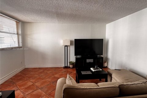 Снять в аренду кондоминиум в Норт-Бей-Виллидж, Флорида 1 спальня, 57.6м2, № 2045832 - фото 2