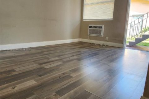 Casa en alquiler en Opa-locka, Florida, 2 dormitorios, 369.75 m2 № 2013253 - foto 10