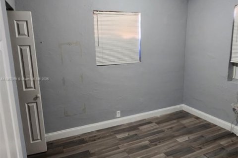 Casa en alquiler en Opa-locka, Florida, 2 dormitorios, 369.75 m2 № 2013253 - foto 3