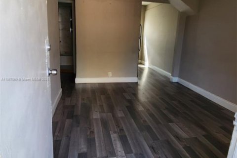 Casa en alquiler en Opa-locka, Florida, 2 dormitorios, 369.75 m2 № 2013253 - foto 4