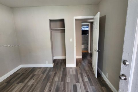 Casa en Opa-locka, Florida 2 dormitorios, 369.75 m2 № 2013253