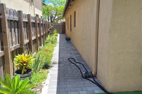 House in Homestead, Florida 4 bedrooms, 175.03 sq.m. № 1928269 - photo 30