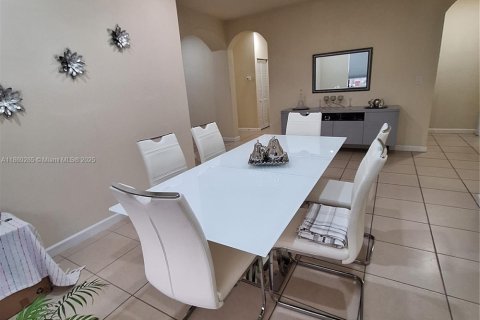 House in Homestead, Florida 4 bedrooms, 175.03 sq.m. № 1928269 - photo 4