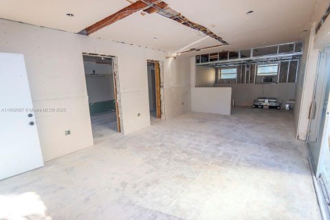 Commercial property in Miami Beach, Florida № 1934182 - photo 24