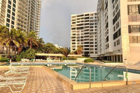 Condo in Hollywood, Florida, 1 bedroom № 1860389 - photo 18