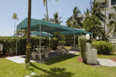 Condo in Hollywood, Florida, 1 bedroom № 1860389 - photo 20