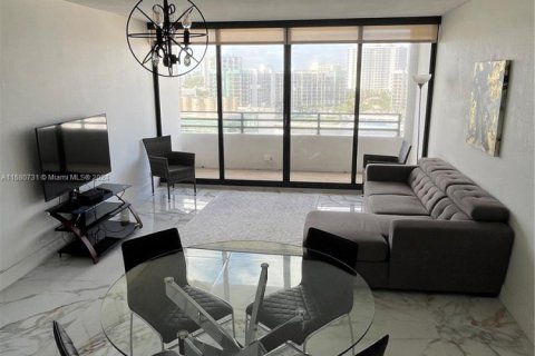 Condo in Hollywood, Florida, 1 bedroom № 1860389 - photo 1