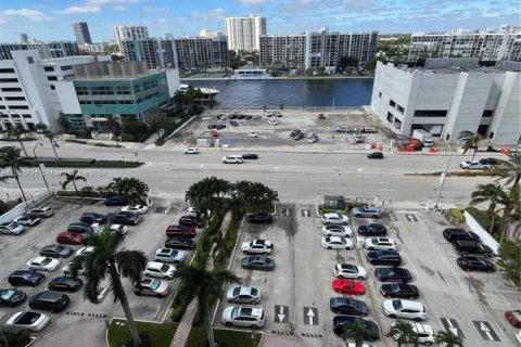 Condo in Hollywood, Florida, 1 bedroom № 1860389 - photo 9