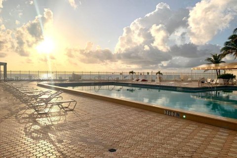 Condo in Hollywood, Florida, 1 bedroom № 1860389 - photo 17