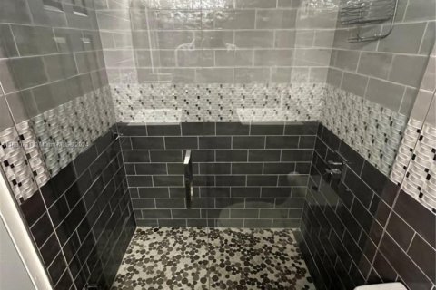 Condo in Hollywood, Florida, 1 bedroom № 1860389 - photo 15