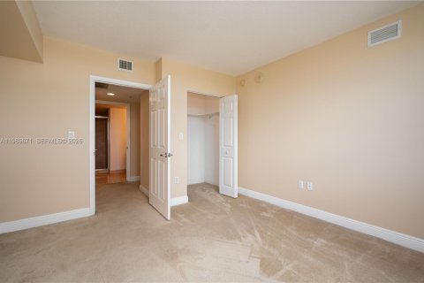 Condo in Miami, Florida, 2 bedrooms  № 2051989 - photo 17