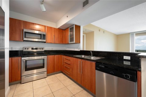 Condo in Miami, Florida, 2 bedrooms  № 2051989 - photo 7