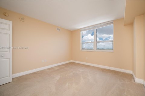 Condo in Miami, Florida, 2 bedrooms  № 2051989 - photo 18