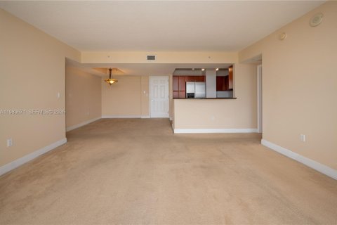Condo in Miami, Florida, 2 bedrooms  № 2051989 - photo 4