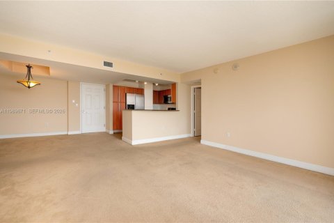 Condo in Miami, Florida, 2 bedrooms  № 2051989 - photo 9