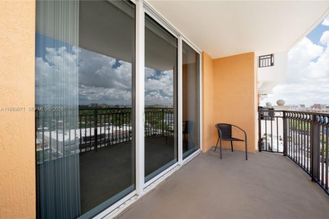 Condo in Miami, Florida, 2 bedrooms  № 2051989 - photo 11