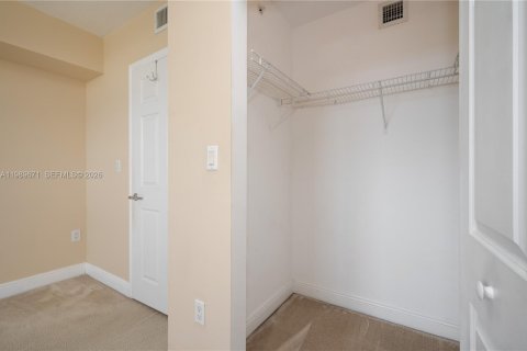 Condo in Miami, Florida, 2 bedrooms  № 2051989 - photo 16