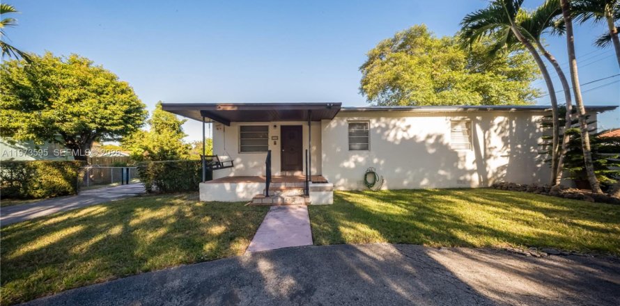 Дом в Майами, Флорида 5 спален, 209.12м2 № 2033391