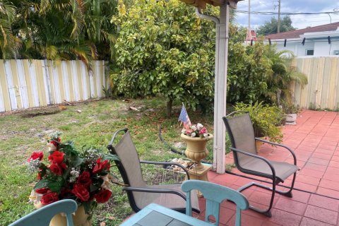 House in West Palm Beach, Florida 3 bedrooms, 145.86 sq.m. № 1182297 - photo 1