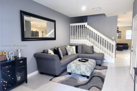Снять в аренду таунхаус в Майами, Флорида 4 спальни, 163.79м2, № 2050836 - фото 2