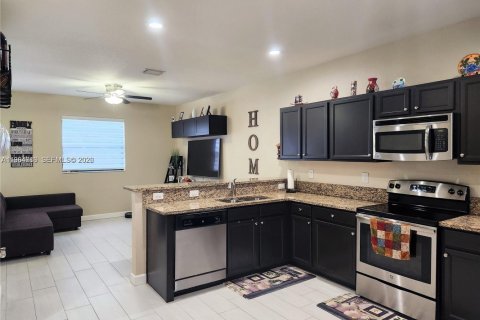 Снять в аренду таунхаус в Майами, Флорида 4 спальни, 163.79м2, № 2050836 - фото 7