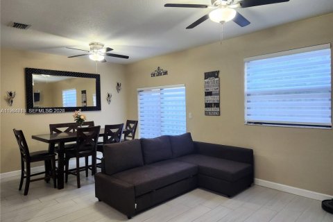 Снять в аренду таунхаус в Майами, Флорида 4 спальни, 163.79м2, № 2050836 - фото 9