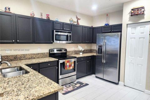 Снять в аренду таунхаус в Майами, Флорида 4 спальни, 163.79м2, № 2050836 - фото 5