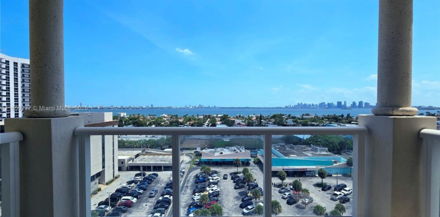 Кондоминиум с 2 спальнями в Норт-Бей-Виллидж, Флорида № 1960576