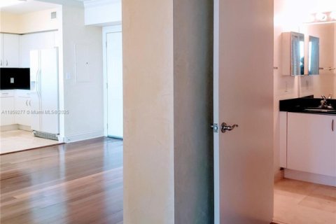 Купить кондоминиум в Норт-Бей-Виллидж, Флорида 2 спальни, 91.42м2, № 1960576 - фото 16