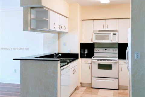 Купить кондоминиум в Норт-Бей-Виллидж, Флорида 2 спальни, 91.42м2, № 1960576 - фото 12