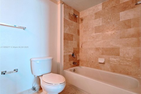 Купить кондоминиум в Норт-Бей-Виллидж, Флорида 2 спальни, 91.42м2, № 1960576 - фото 24