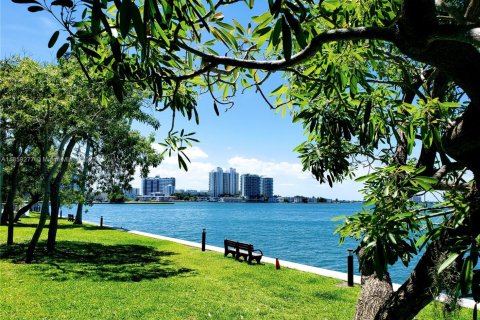 Купить кондоминиум в Норт-Бей-Виллидж, Флорида 2 спальни, 91.42м2, № 1960576 - фото 6