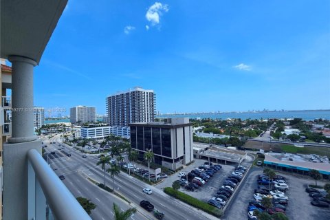 Купить кондоминиум в Норт-Бей-Виллидж, Флорида 2 спальни, 91.42м2, № 1960576 - фото 2