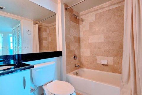 Купить кондоминиум в Норт-Бей-Виллидж, Флорида 2 спальни, 91.42м2, № 1960576 - фото 25