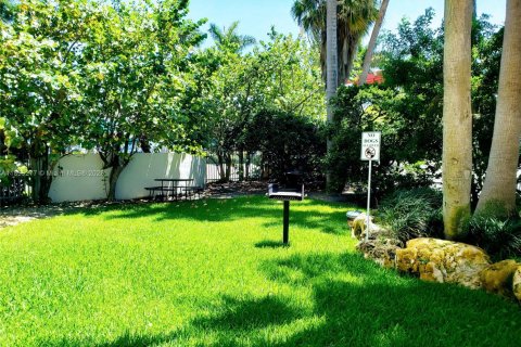 Купить кондоминиум в Норт-Бей-Виллидж, Флорида 2 спальни, 91.42м2, № 1960576 - фото 7