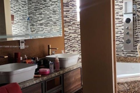 Commercial property in Hollywood, Florida № 1944410 - photo 21