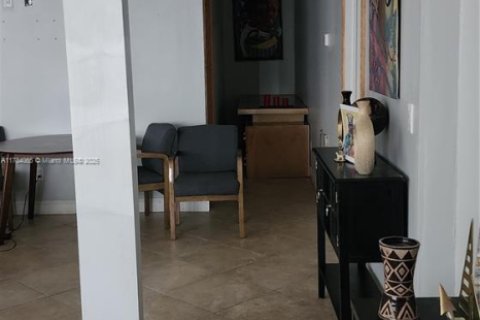 Commercial property in Hollywood, Florida № 1944410 - photo 18