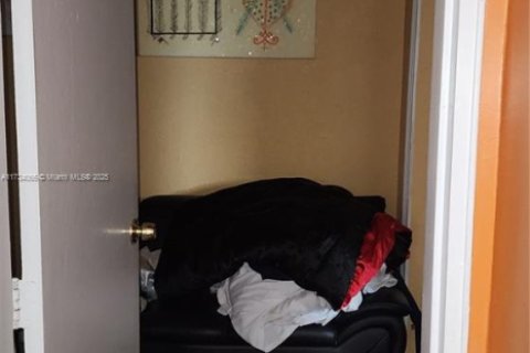 Commercial property in Hollywood, Florida № 1944410 - photo 25