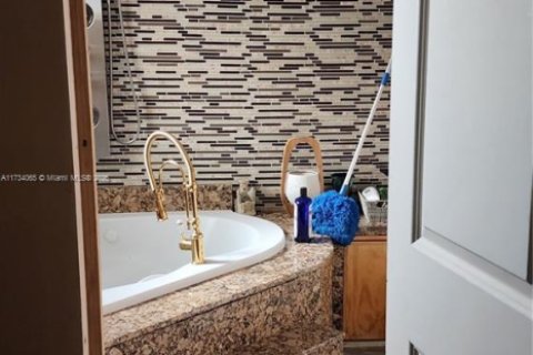 Commercial property in Hollywood, Florida № 1944410 - photo 22