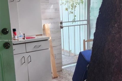 Commercial property in Hollywood, Florida № 1944410 - photo 13