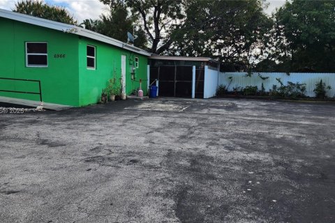 Commercial property in Hollywood, Florida № 1944410 - photo 2