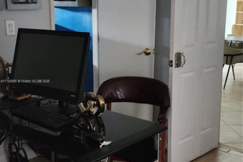 Commercial property in Hollywood, Florida № 1944410 - photo 28