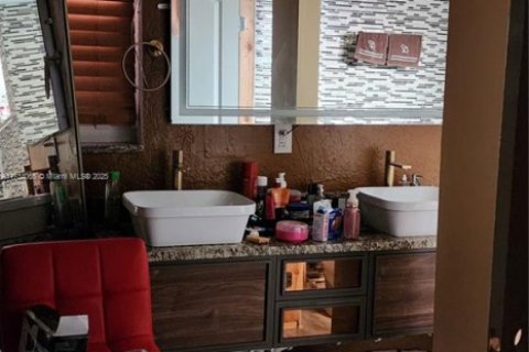 Commercial property in Hollywood, Florida № 1944410 - photo 24