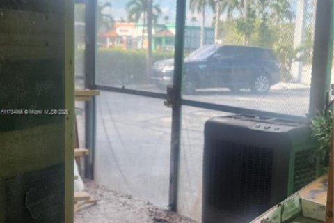 Commercial property in Hollywood, Florida № 1944410 - photo 10